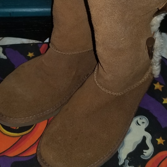 BOOTS - Picture 3 of 8